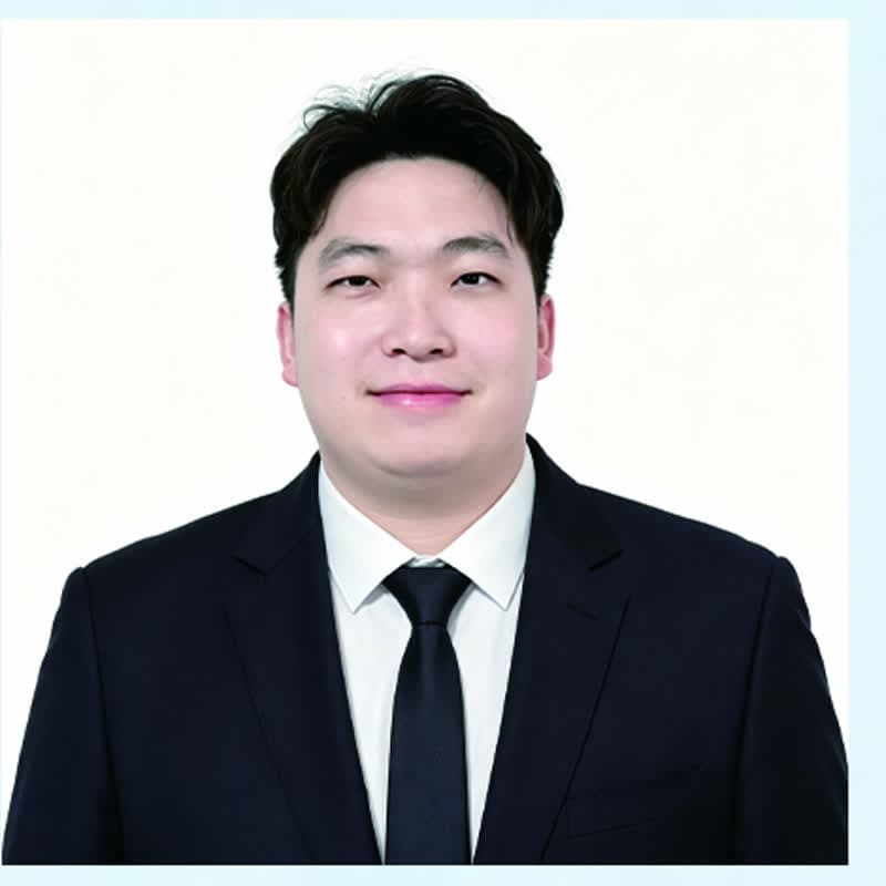 何卓振老师照片